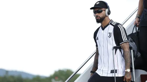 Douglas Luiz, camisa 26 da Juventus, chega ao aeroporto antes da Copa do Mundo de Clubes da FIFA 2025, em 14 de junho de 2025, em Lewisburg, Virgínia Ocidental. Foto: Michael Owens/Getty Images