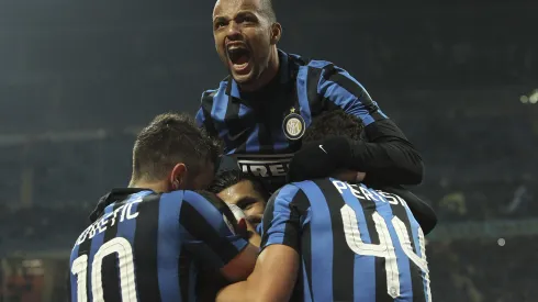 Marcelo Brozovic do FC Internazionale Milano comemora seu gol com seus companheiros Ivan Perisic (R), Stevan Jovetic (L) e Felipe Melo (up) durante a partida da Série A entre FC Internazionale Milano e Frosinone Calcio no Stadio Giuseppe Meazza em 22 de novembro de 2015 em Milão, Itália. Foto: Marco Luzzani/Getty Images