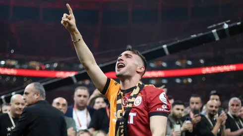 O Atlético Madrid monitora o ponta turco Yunus Akgün, do Galatasaray, enquanto outros clubes europeus também acompanham seu desempenho. (Photo by Ahmad Mora/Getty Images)