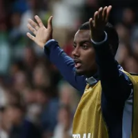 Arne Slot adota cautela com Isak no Liverpool por conta de problemas físicos recentes e manda aviso