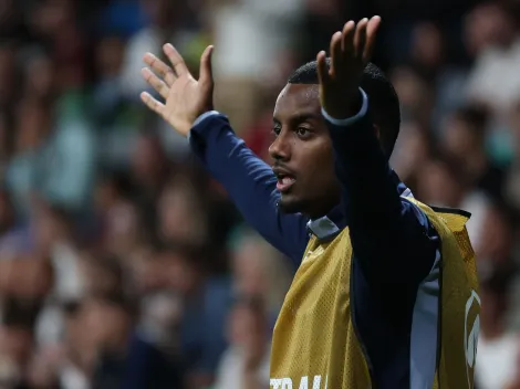 Arne Slot adota cautela sobre utilização de Isak no Liverpool