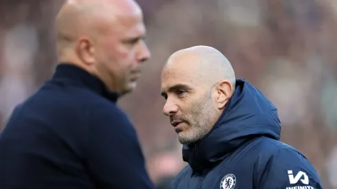 Enzo Maresca e Arne Slot em partida entre Chelsea e Liverpool. Foto: Carl Recine
