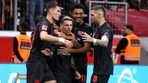 Jogadores do Bayer Leverkusen comemorando gol. Foto: Lars Baron