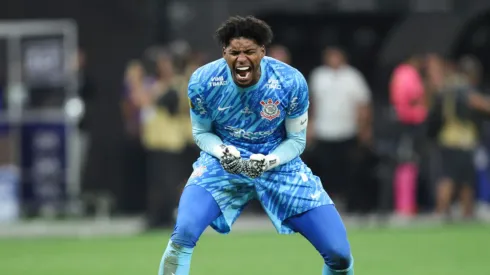 Hugo Souza em ação pelo Corinthians.