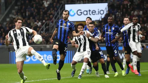 Dusan Vlahovic, da Juventus, disputa a bola com Henrikh Mkhitaryan, do FC Internazionale, durante a partida da Série A entre FC Internazionale e Juventus, no Estádio Giuseppe Meazza, em 27 de outubro de 2024, em Milão, Itália. Foto: Marco Luzzani/Getty Images