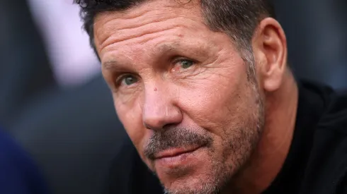 Diego Simeone, técnico do Atlético de Madrid, revelou em entrevista sua admiração pelo estilo de jogo do Barcelona, destacando a forma ofensiva e posicional da equipe catalã, além de elogiar individualmente Raphinha. (Photo by George Wood/Getty Images)