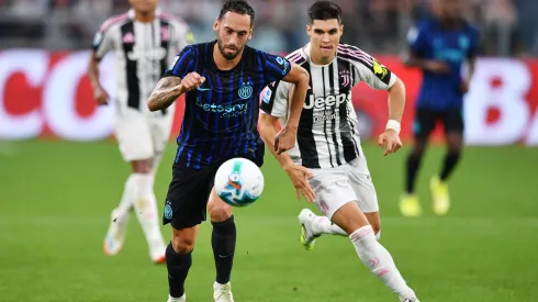 Hakan Calhanoglu, da Internazionale, disputa a posse de bola com Vasilije Adzic, da Juventus, durante a partida da Série A entre Juventus FC e FC Internazionale no Estádio Allianz, em 13 de setembro de 2025, em Turim, Itália. Foto: Valerio Pennicino/Getty Images