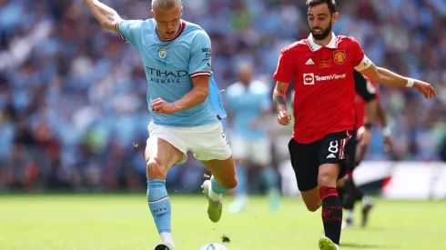 Erling Haaland, do Manchester City, passa a bola sob pressão de Bruno Fernandes, do Manchester United, durante a final da Emirates FA Cup entre Manchester City e Manchester United, no Estádio de Wembley, em 3 de junho de 2023, em Londres, Inglaterra. Foto: Clive Rose/Getty Images