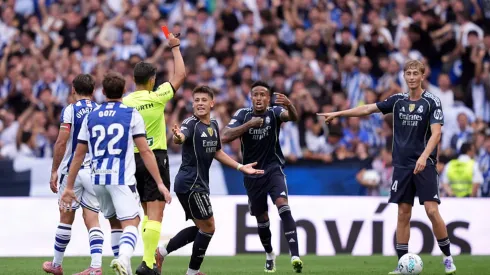 Jogadores do Real Madrid reclamam de cartão vermelho.