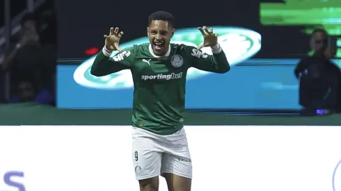 Torcida do River Plate se desespera com hat-trick de Vitor Roque pelo Palmeiras antes de confronto pela Libertadores. (Photo by Ricardo Moreira/Getty Images)