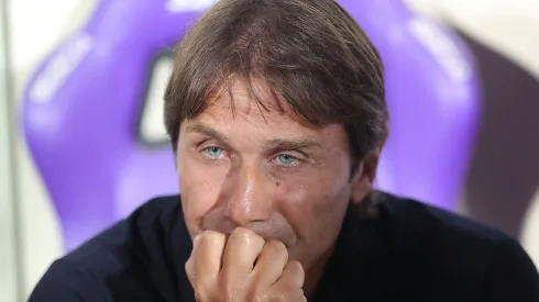 Antonio Conte, técnico do SSC Napoli, observa durante a partida da Série A entre ACF Fiorentina e SSC Napoli no Artemio Franchi, em 13 de setembro de 2025, em Florença, Itália. Foto: Gabriele Maltinti/Getty Images