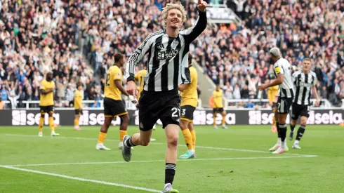 Nick Woltemade, do Newcastle United, comemora o primeiro gol de sua equipe durante a partida da Premier League entre Newcastle United e Wolverhampton Wanderers no St James' Park, em 13 de setembro de 2025, em Newcastle upon Tyne, Inglaterra. Foto: Matt McNulty/Getty Images