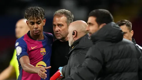 Após declarações de Hansi Flick sobre Lamine Yamal, a RFEF esclarece protocolos médicos e reforça diálogo constante com clubes, incluindo o Barcelona. (Photo by Alex Caparros/Getty Images)