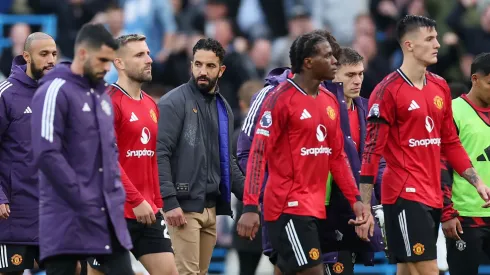 Jogadores do United e o técnico Ruben Amorim no Etihad Stadium (Foto: Michael Regan/Getty Images)