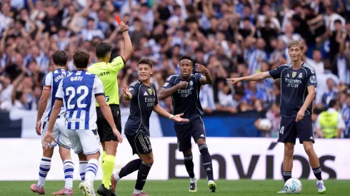 Huijsen recebendo cartão vermelho do árbitro. Foto: Juan Manuel Serrano Arce/Getty Images