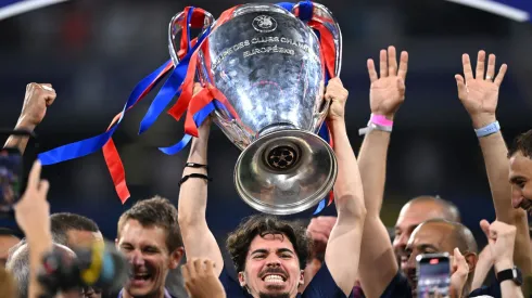 Vitinha ergue taça de campeão do PSG na Champions League 2024/25 (Foto: Justin Setterfield/Getty Images)