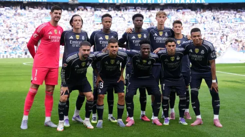 Jogadores do Real Madrid antes de duelo contra a Real Sociedad (Foto: Juan Manuel Serrano Arce/Getty Images)
