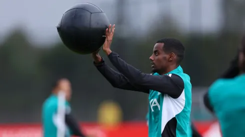 Isak durante treinamento no Liverpool (Foto: Molly Darlington/Getty Images)