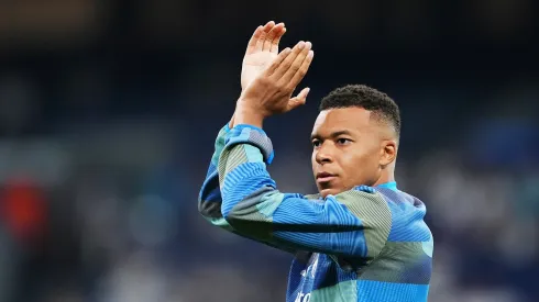 Mbappé aplaudindo a torcida. Foto: Mateo Villalba Sanchez/Getty Images