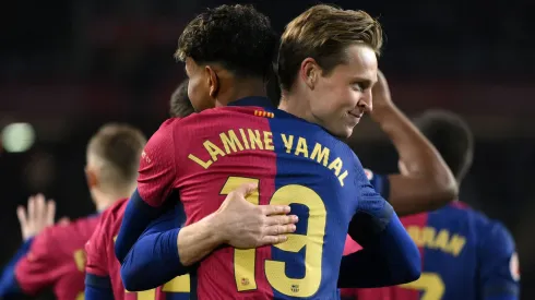 Lamine Yamal e De Jong se abraçam em jogo do Barcelona