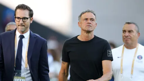 Luis Enrique, treinador do PSG, opta por assistir aos jogos das arquibancadas, uma escolha inusitada, mas estratégica. Foto: Claudio Villa/Getty Images