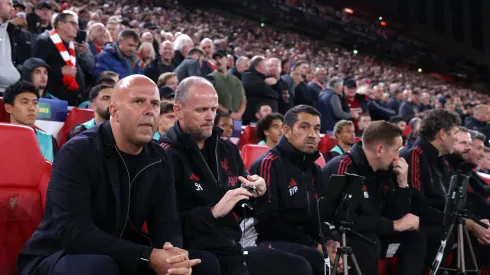 Arne Slot, técnico do Liverpool, observa com sua equipe antes da partida da Fase MD1 da Liga dos Campeões da UEFA 2025/26 entre Liverpool FC e Atlético de Madrid, em Anfield, em 17 de setembro de 2025, em Liverpool, Inglaterra. Foto: Ryan Pierse/Getty Images