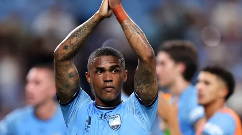 Douglas Costa, ex-Bayern e Grêmio, busca acordo com equipe do futebol brasileiro após rescindir com o Sidney FC. (Photo by Brendon Thorne/Getty Images)