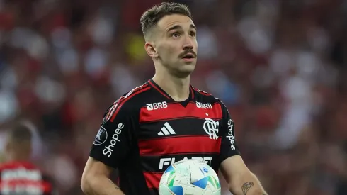 Léo Ortiz se torna alvo do Nottingham Forest e pode deixar o Flamengo (Photo by Wagner Meier/Getty Images)
