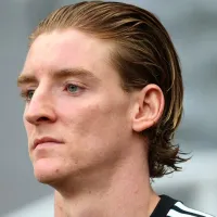 Anthony Gordon, do Newcastle, se rende ao Barcelona após derrota na Champions League