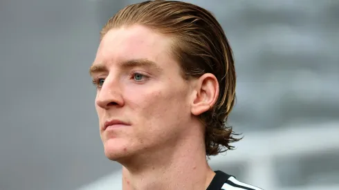 Anthony Gordon, do Newcastle, se rende ao Barcelona após derrota na Champions League. (Photo by Stu Forster/Getty Images)