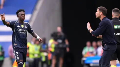 Vinicius Júnior enfrenta mudanças no Real Madrid sob comando de Xabi Alonso, deixando de ser intocável e mostrando descontentamento com seu papel na equipe. (Photo by Juan Manuel Serrano Arce/Getty Images)