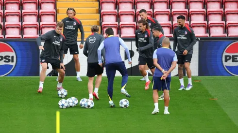 Alexander Sørloth desperdiçou chances decisivas, tornando-se alvo de críticas e levantando questionamentos sobre seu papel no elenco de Simeone. (Photo by Molly Darlington/Getty Images)