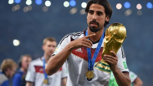 Sami Khedira, da Alemanha, comemora com o troféu da Copa do Mundo após derrotar a Argentina por 1 a 0 na prorrogação durante a final da Copa do Mundo da FIFA Brasil 2014 entre Alemanha e Argentina, no Maracanã, em 13 de julho de 2014, no Rio de Janeiro, Brasil. Foto: Matthias Hangst/Getty Images