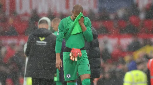 Robert Sanchez, goleiro do Chelsea, pede desculpas após expulsão contra o Manchester United. (Photo by Jan Kruger/Getty Images)