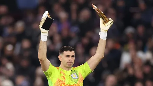Emiliano Martínez, do Aston Villa, agradece aos fãs ao apresentar seus Troféus Yashin para as temporadas de 2023 e 2024, após se tornar o primeiro goleiro a ganhar um segundo e consecutivo Troféu Yashin na premiação Ballon d'Or em 28 de outubro de 2024, antes da partida da Fase MD5 da Liga dos Campeões da UEFA 2024/25 entre Aston Villa FC e Juventus no Villa Park em 27 de novembro de 2024 em Birmingham, Inglaterra. Foto: Ryan Pierse/Getty Images