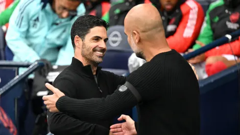 Arteta e Guardiola antes de partida (Foto: Michael Regan/Getty Images)