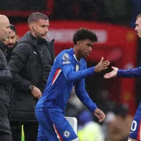 Meio-campista do Chelsea, Cole Palmer, sai lesionado em derrota para o Manchester United