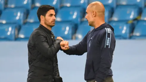 Guardiola e Arteta em Arsenal x Manchester City. (Foto: Peter Powell/Pool via Getty Images)
