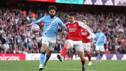 Gabriel Martinelli, do Arsenal, marca o primeiro gol de sua equipe durante a partida da Premier League entre Arsenal e Manchester City no Emirates Stadium em 21 de setembro de 2025, em Londres, Inglaterra. Foto: Alex Pantling/Getty Images