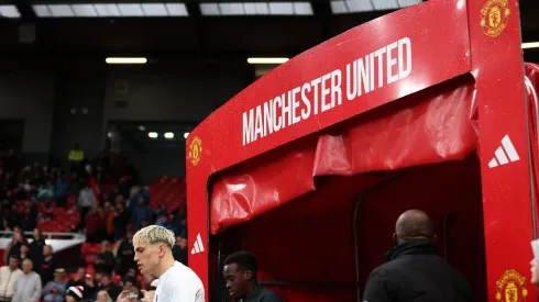 Alejandro Garnacho, do Chelsea, entra em campo para se aquecer antes da partida da Premier League entre Manchester United e Chelsea, no Old Trafford, em 20 de setembro de 2025, em Manchester, Inglaterra. Foto: Jan Kruger/Getty Images