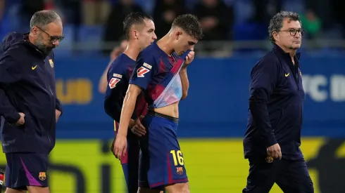 O jogador sofreu uma lesão no abdutor esquerdo e passou por avaliação médica imediata. A extensão da lesão ainda será confirmada por exames adicionais. (Photo by Alex Caparros/Getty Images)