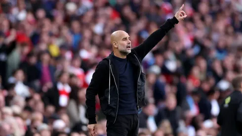 O treinador adotou um esquema defensivo com cinco homens atrás, registrando a menor posse de bola de sua era no City, mas mostrou resiliência contra um adversário intenso. (Photo by Justin Setterfield/Getty Images)