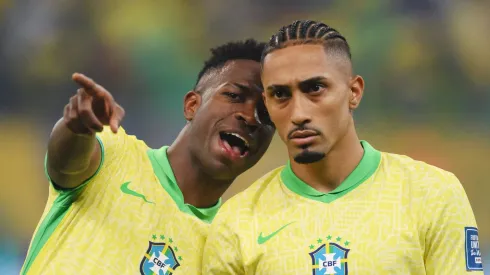 Vinícius Júnior e Raphinha em jogo da Seleção Brasileira (Foto: Pedro Vilela/Getty Images)