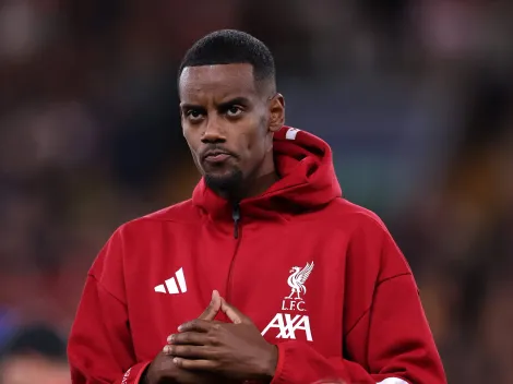 Isak será titular em estreia do Liverpool na Copa da Liga