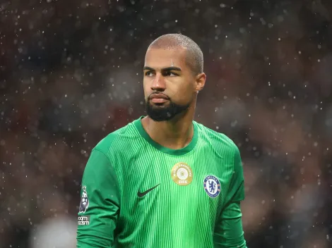 Chelsea volta ao mercado e mira Mike Maignan após expulsão de Robert Sánchez