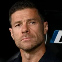 Xabi Alonso responde críticas de Hansi Flick, do Barcelona, e defende ausência na Bola de Ouro