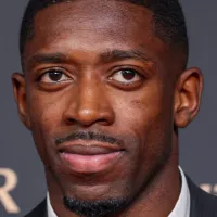 Ousmane Dembélé entrega Bola de Ouro para torcedores do PSG após premiação