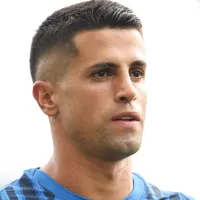 João Cancelo, do Al-Hilal e da Seleção de Portugal, aparece vestindo camisa do Corinthians