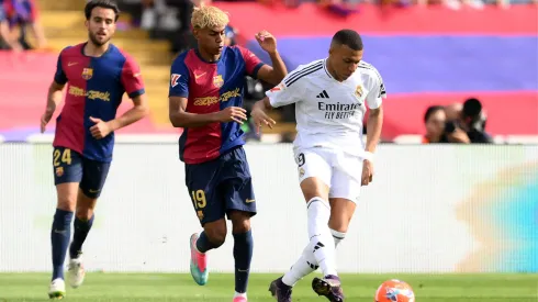 Mbappé e Lamine Yamal disputam bola no clássico da Supercopa (Foto: David Ramos/Getty Images)