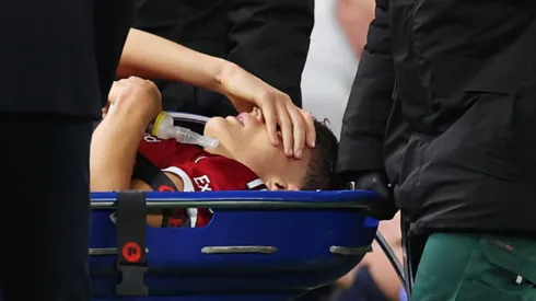 Giovanni Leoni deixa campo de maca em estreia pelo Liverpool. Foto: Jan Kruger/Getty Images